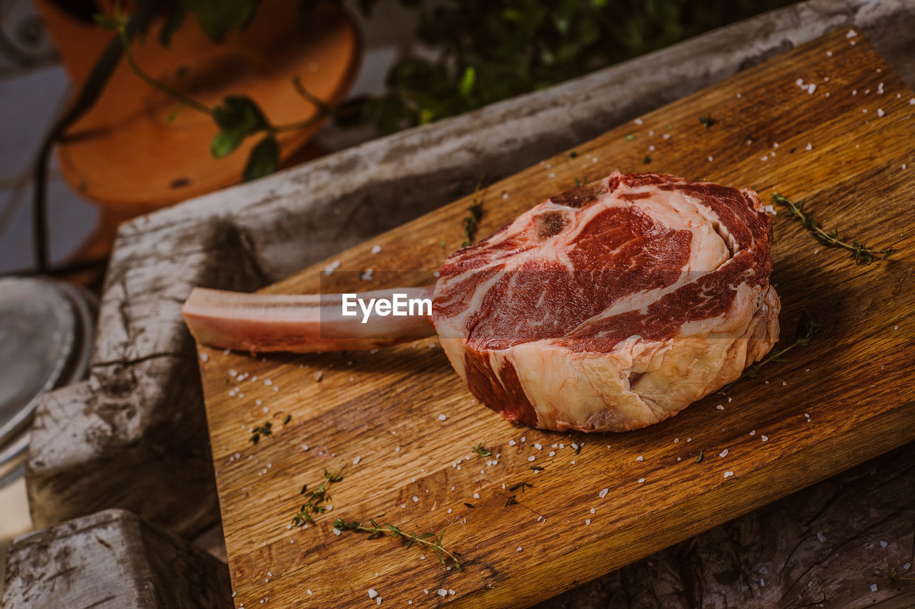 CLOSE-UP OF MEAT ON BARBECUE GRILL