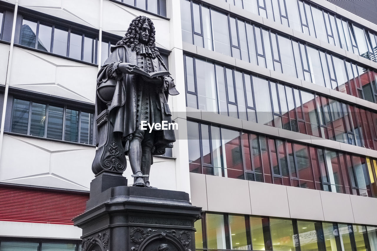 LOW ANGLE VIEW OF STATUE AGAINST SKY