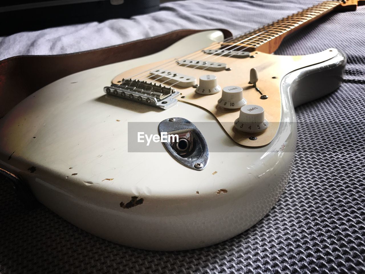 HIGH ANGLE VIEW OF GUITAR AND TABLE