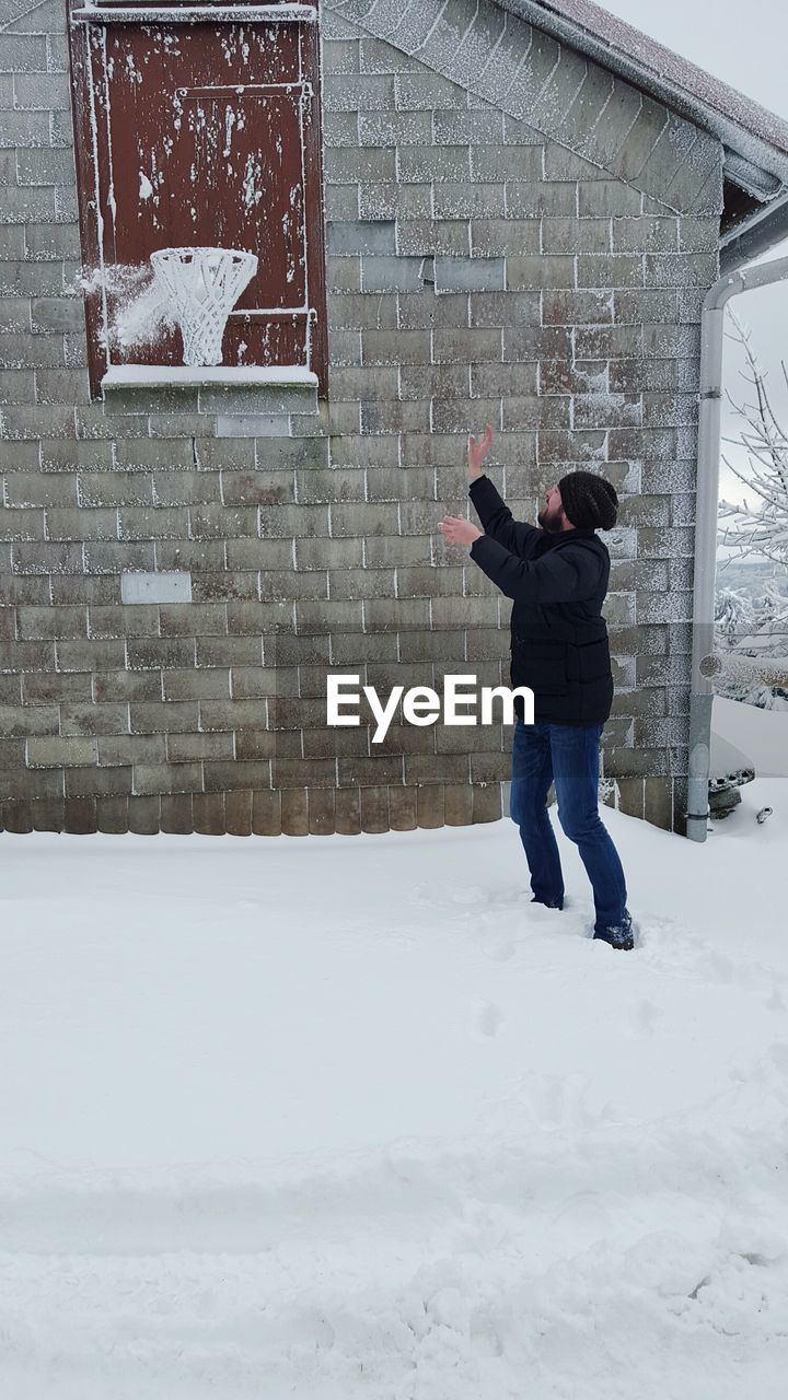 FULL LENGTH OF WOMAN WALKING ON WALL