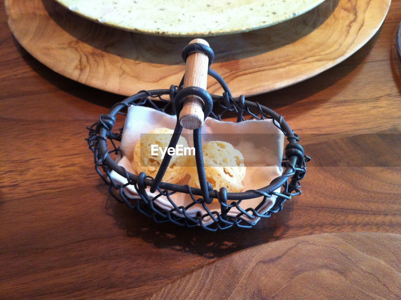 CLOSE-UP HIGH ANGLE VIEW OF BREAD ON TABLE