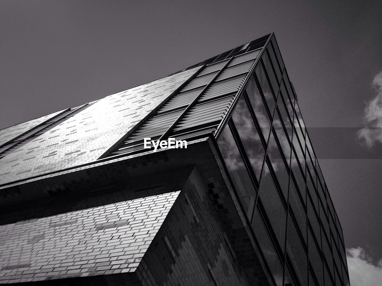 LOW ANGLE VIEW OF BUILDINGS AGAINST SKY