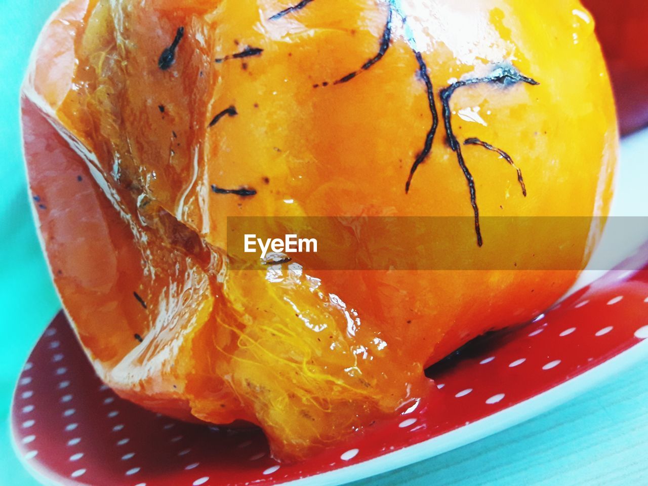 CLOSE-UP OF ORANGE FRUIT IN BOWL