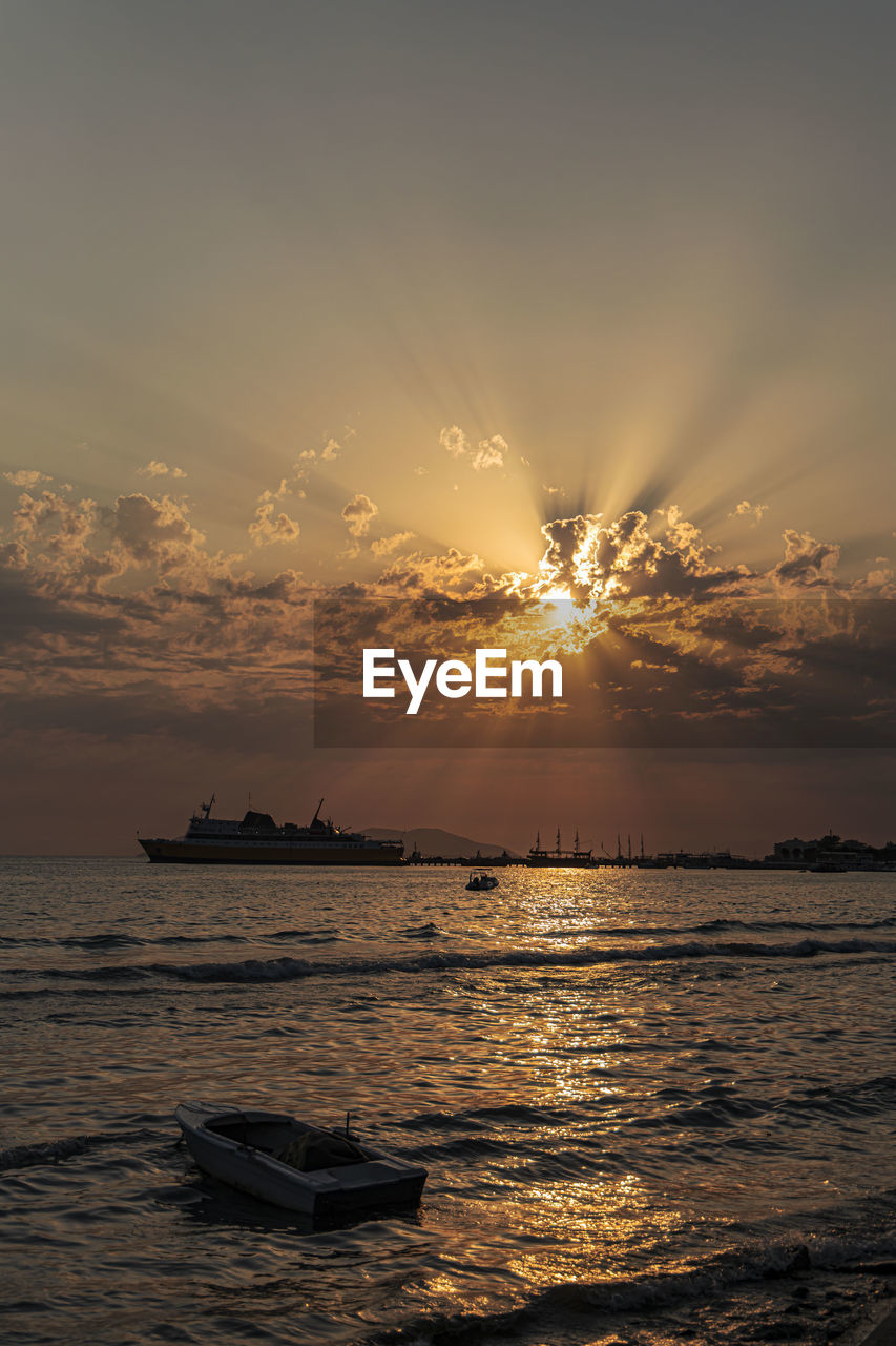 SCENIC VIEW OF SEA AGAINST SUNSET SKY