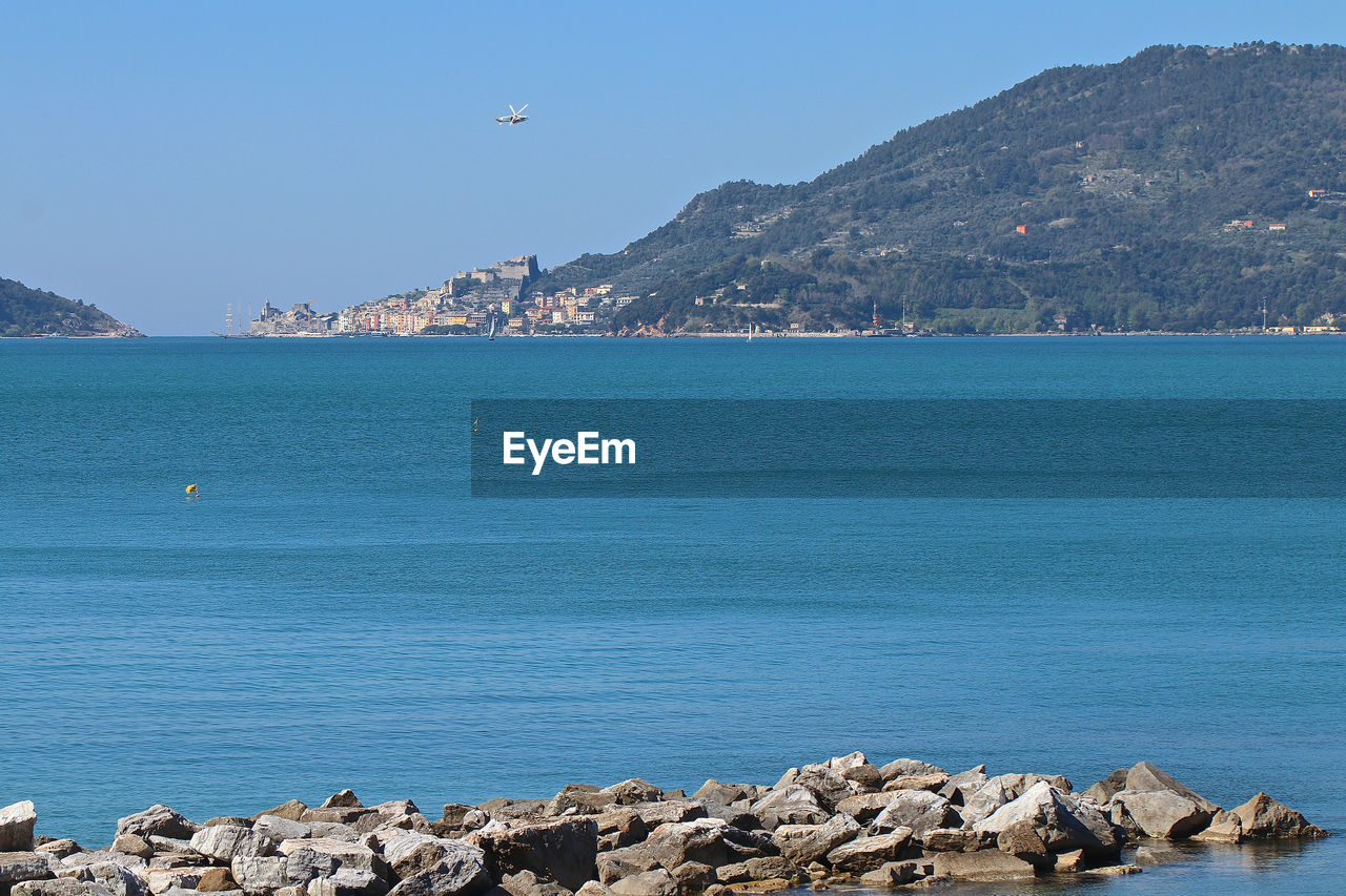 SCENIC VIEW OF SEA BY MOUNTAINS AGAINST SKY