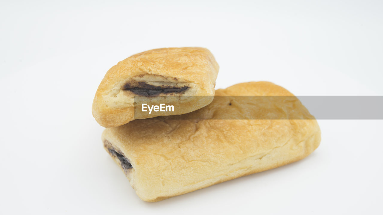 HIGH ANGLE VIEW OF BREAD AGAINST WHITE BACKGROUND