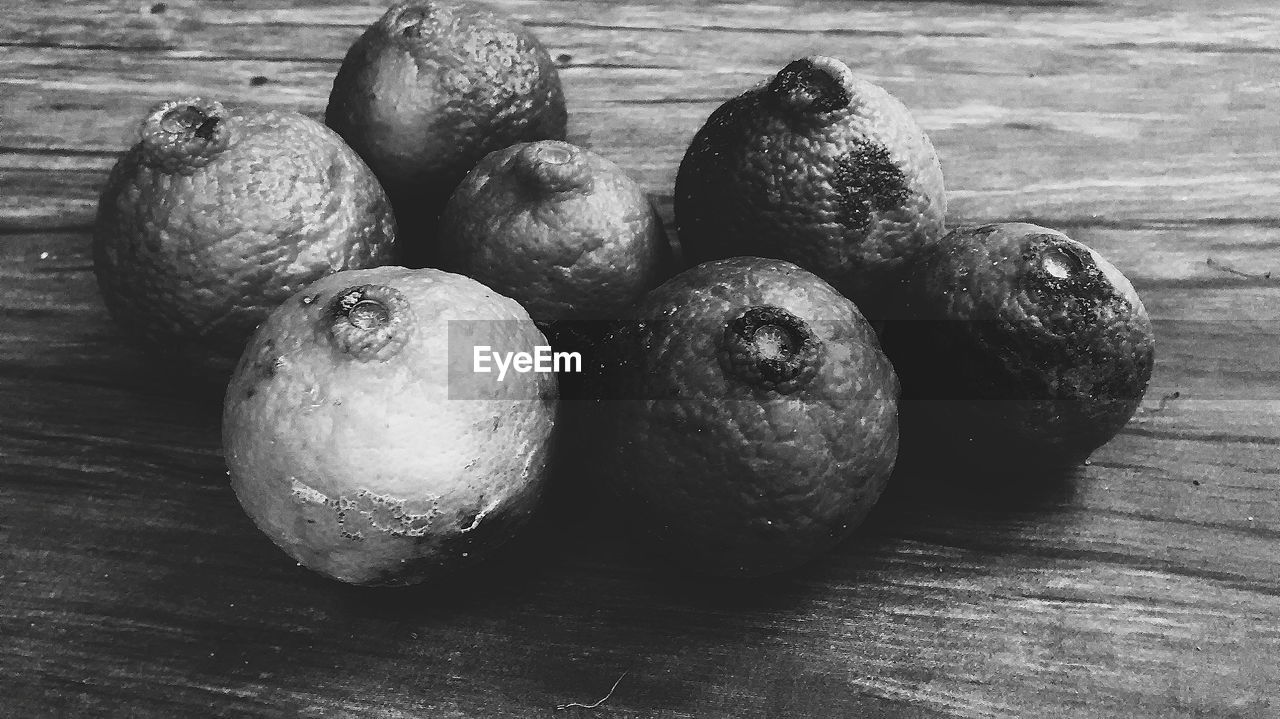 CLOSE-UP OF FRUIT IN PLATE