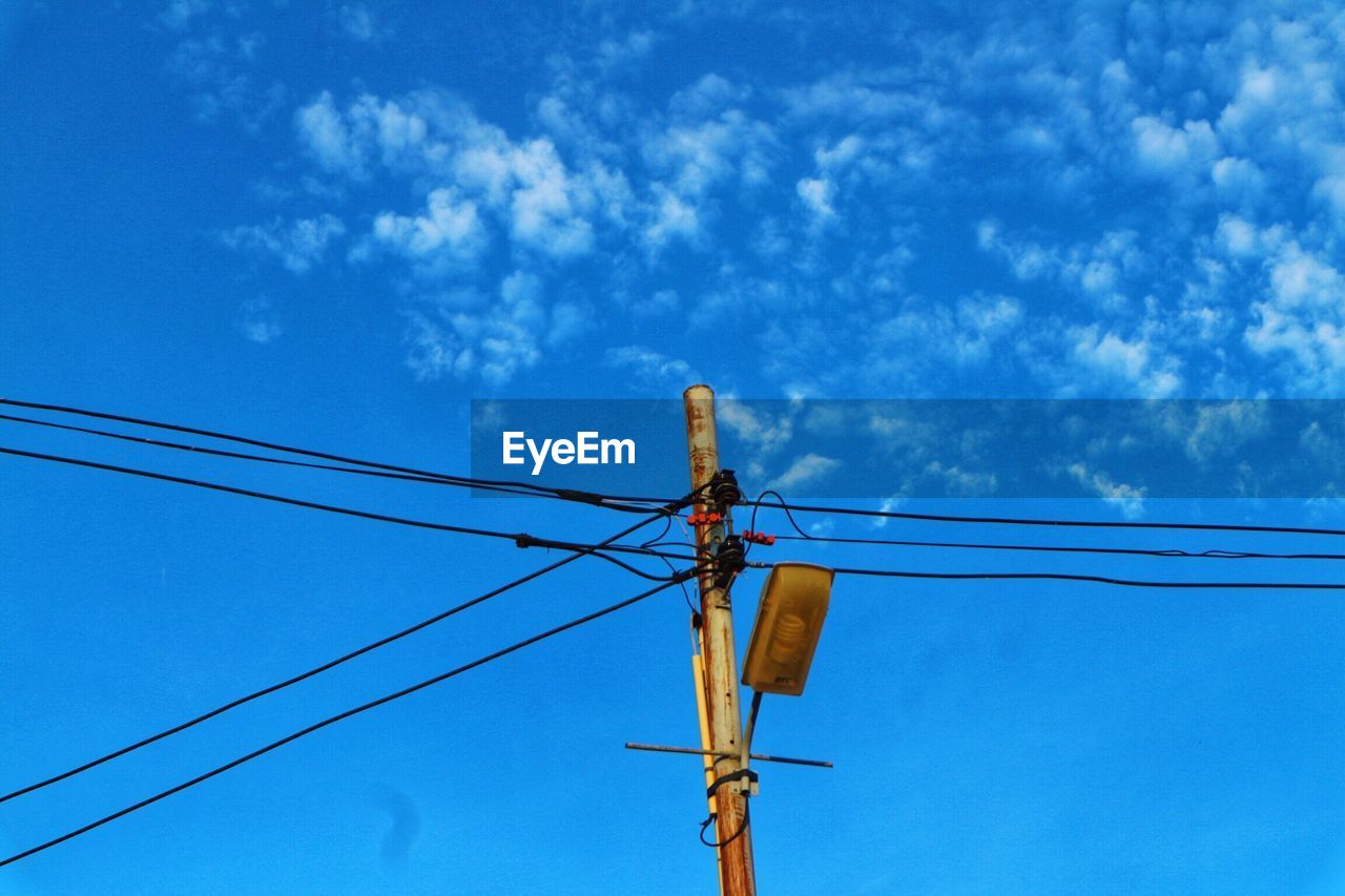 LOW ANGLE VIEW OF POWER LINE AGAINST BLUE SKY