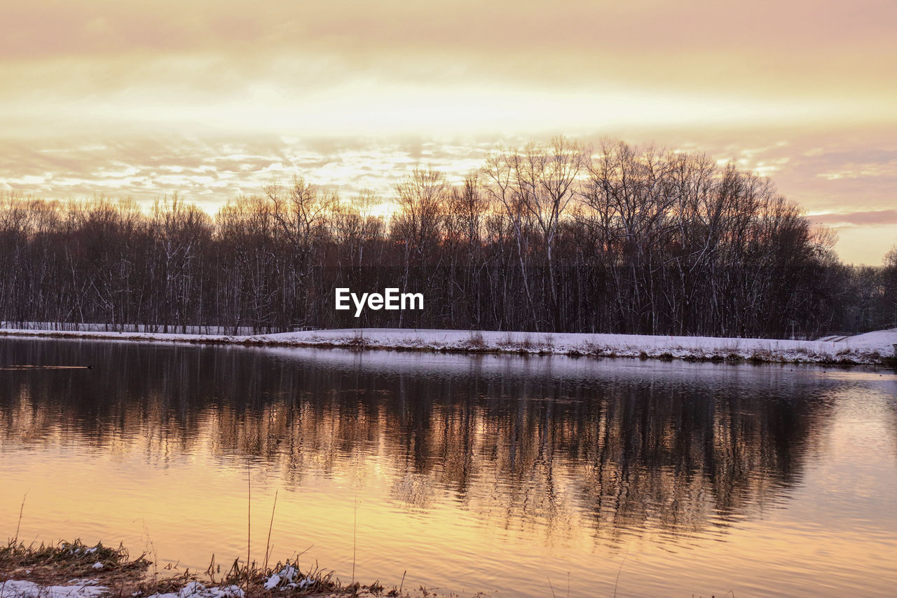 SCENIC VIEW OF LAKE DURING WINTER AGAINST SKY