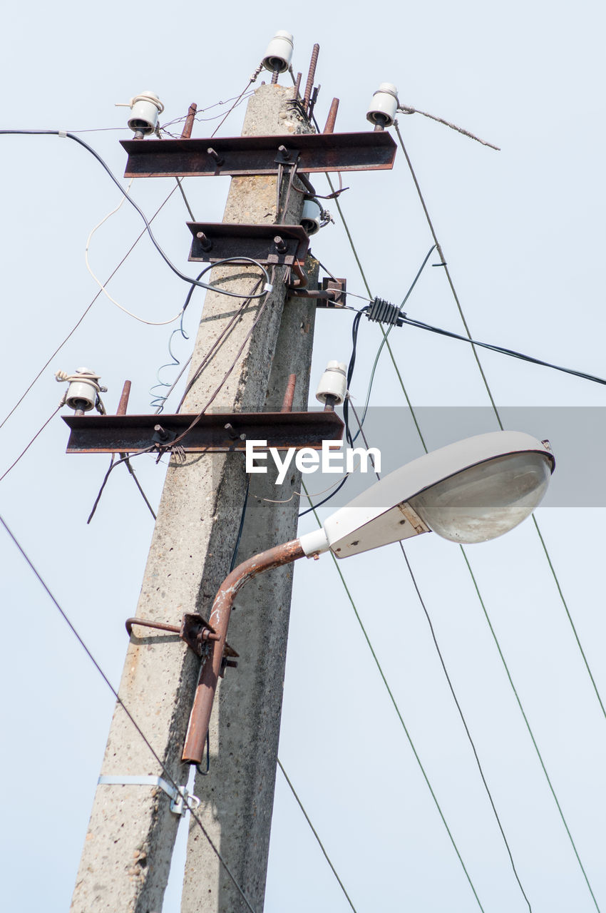 LOW ANGLE VIEW OF COMMUNICATIONS TOWER AGAINST CLEAR SKY