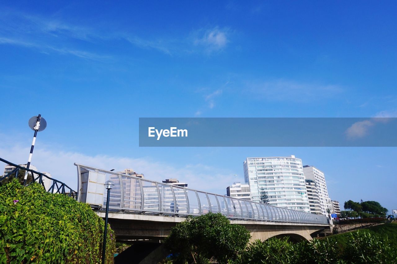 LOW ANGLE VIEW OF BUILDINGS IN CITY