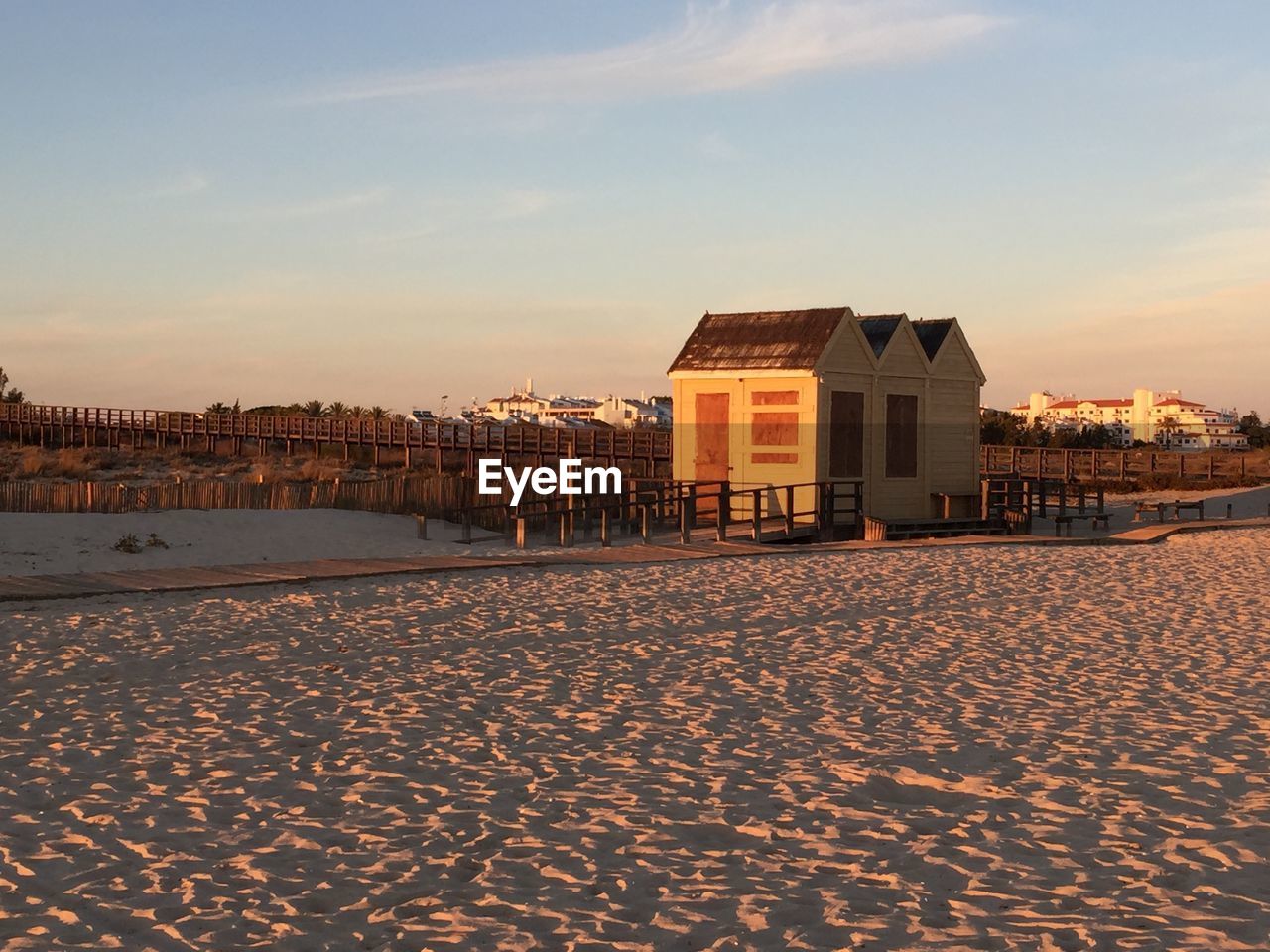 HOUSES BY SEA AGAINST SKY DURING SUNSET IN CITY