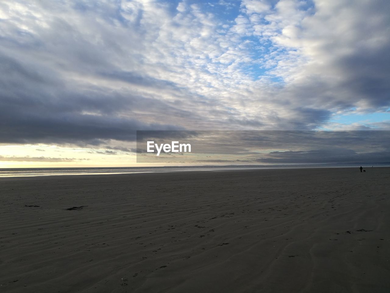 SCENIC VIEW OF BEACH AGAINST CLOUDY SKY