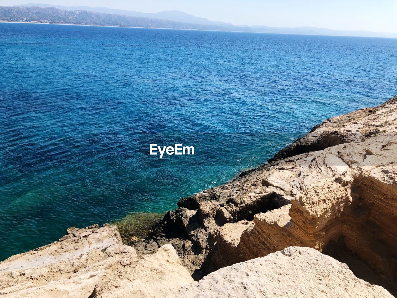 SCENIC VIEW OF ROCKY BEACH