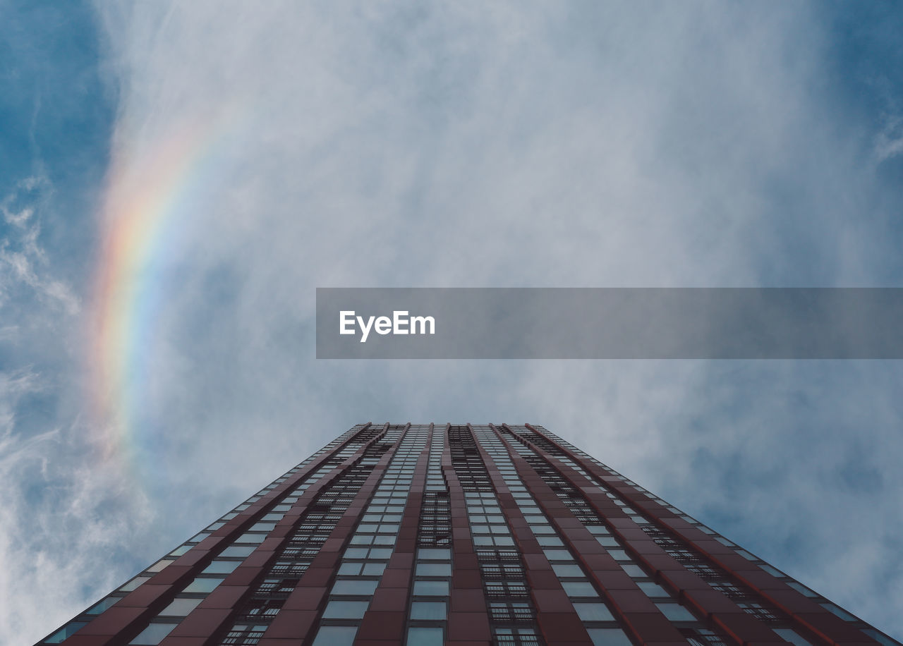 LOW ANGLE VIEW OF BUILDINGS AGAINST SKY