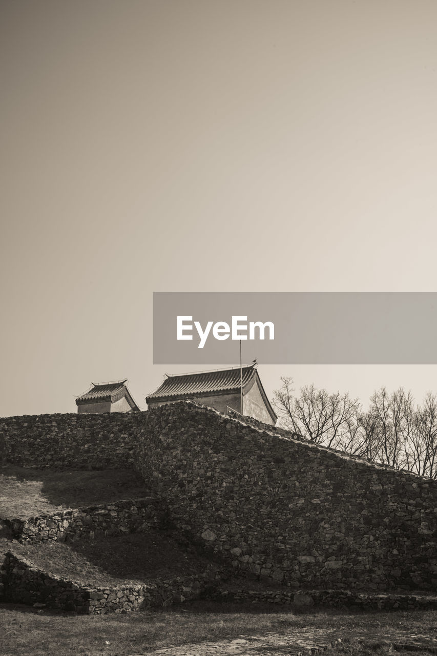 architecture, built structure, sky, black and white, monochrome, building exterior, nature, monochrome photography, no people, building, sea, white, history, clear sky, copy space, land, house, the past, day, outdoors, water, black, horizon, coast, rural area, landscape, tree, environment, travel destinations