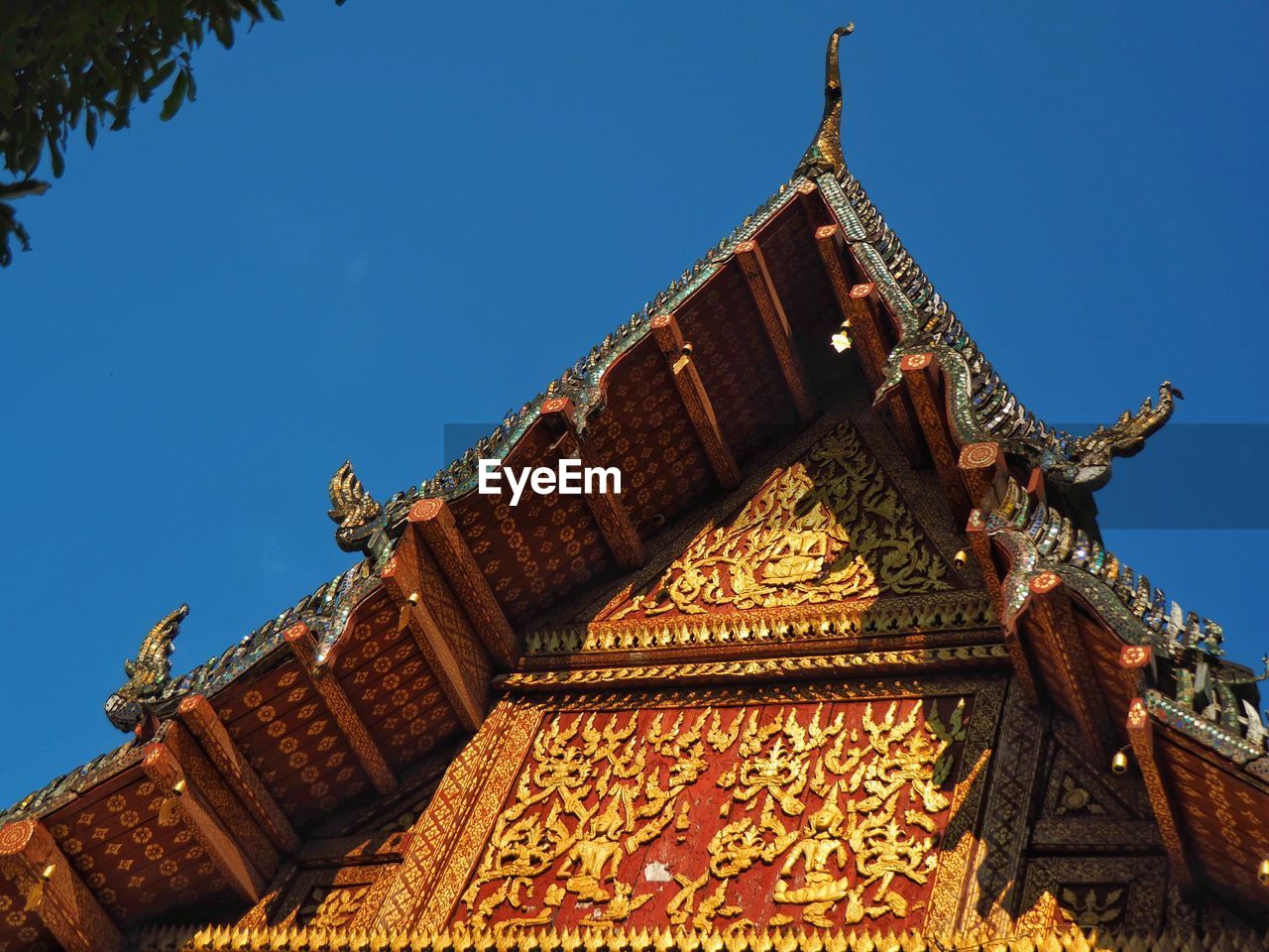 LOW ANGLE VIEW OF TEMPLE AGAINST BUILDING