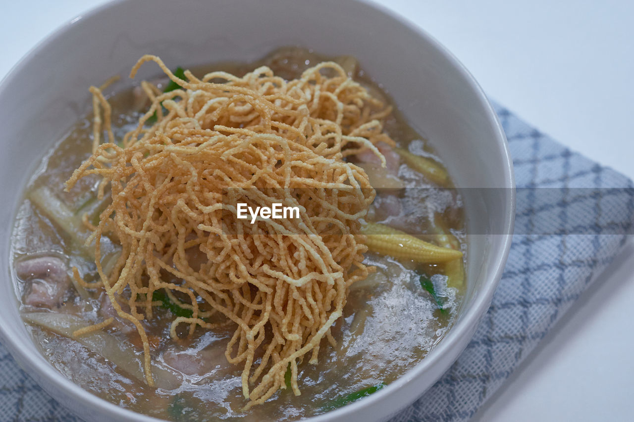 HIGH ANGLE VIEW OF NOODLES IN BOWL