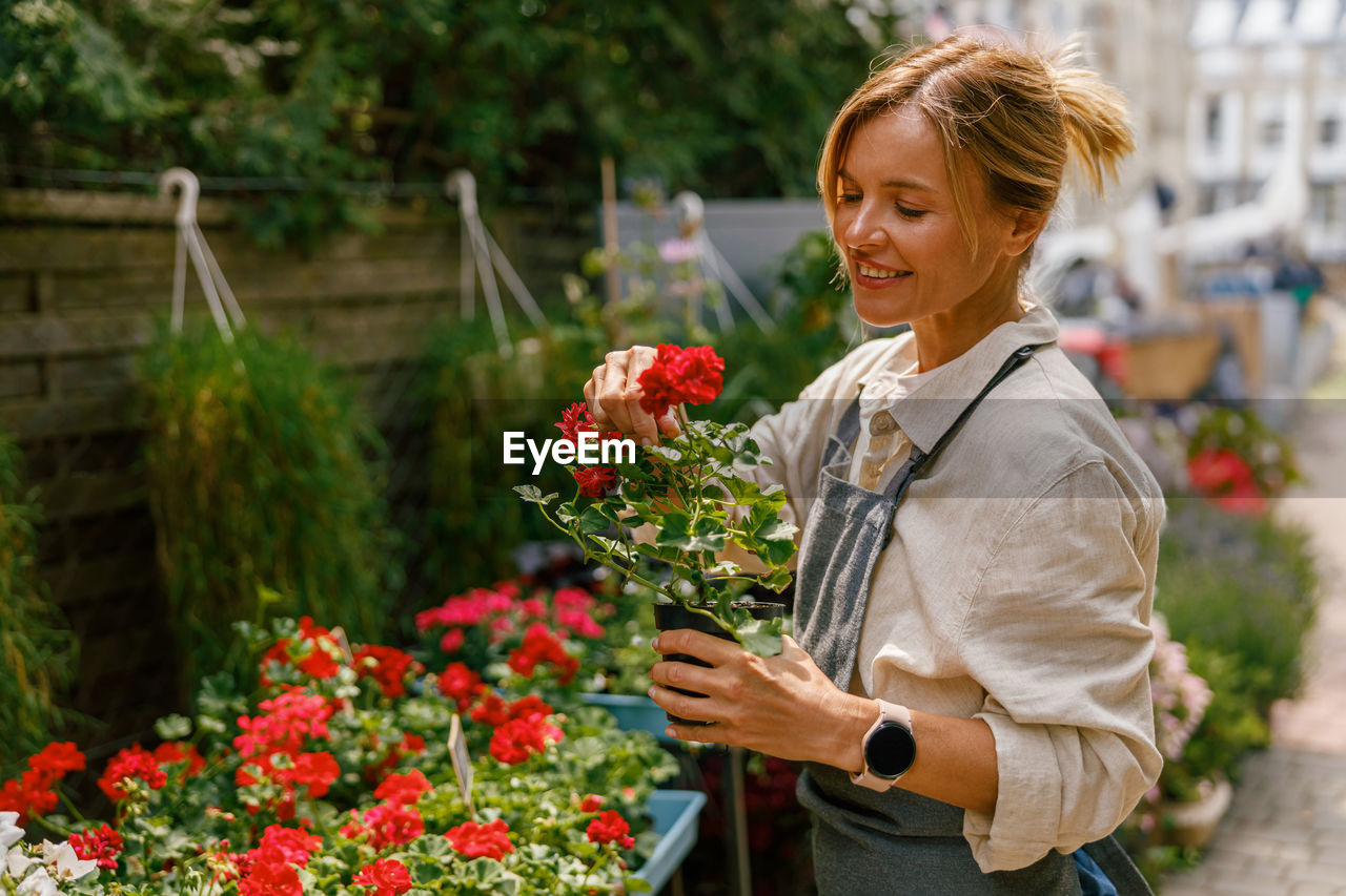 portrait of smiling young woman holding bouquet