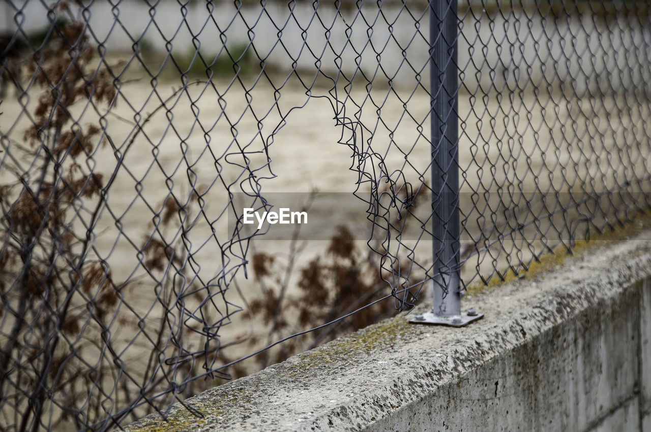 CLOSE-UP OF CHAINLINK FENCE