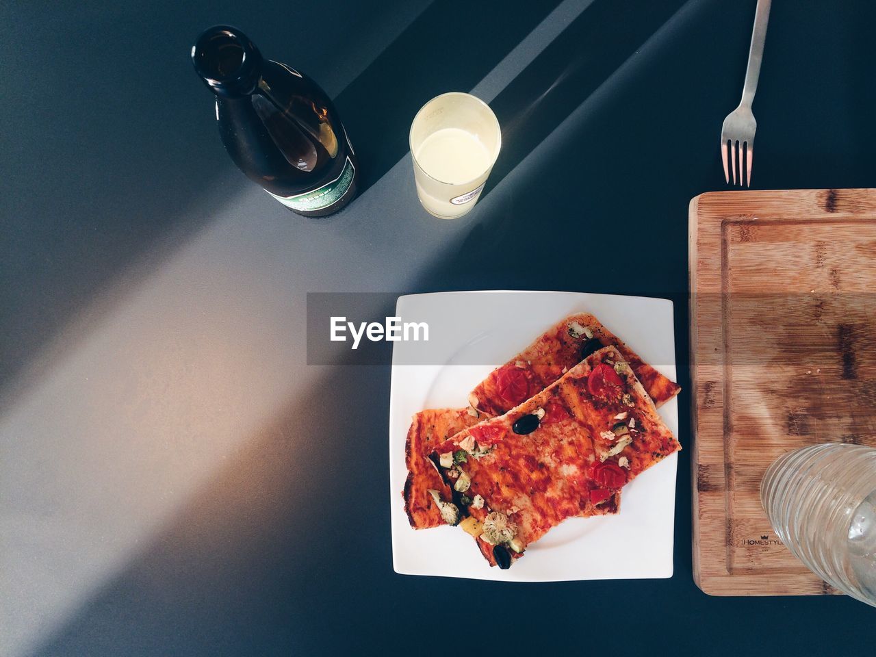 HIGH ANGLE VIEW OF BREAD ON TABLE