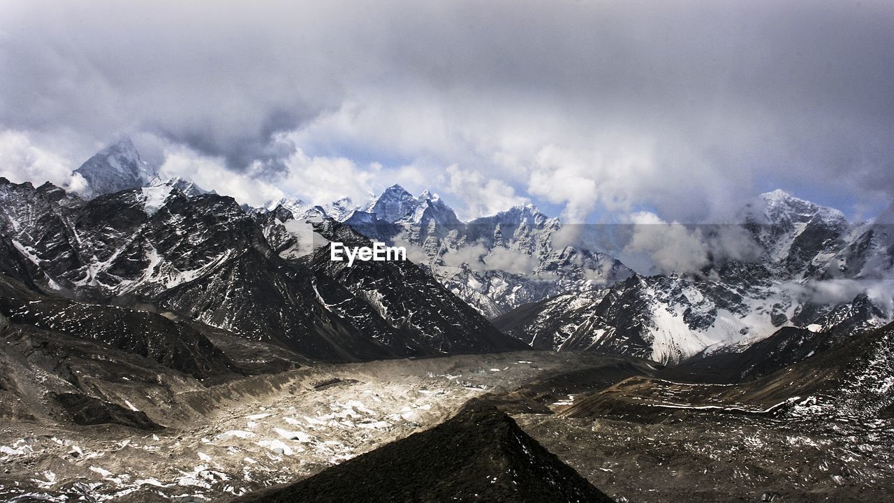 Scenic view of the himalayan mountains