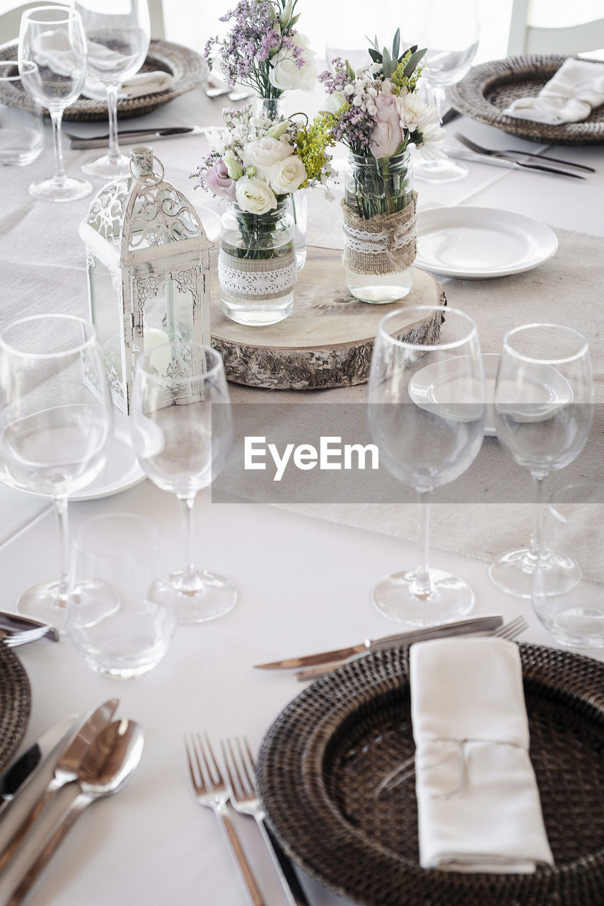 DRINKING GLASSES ON TABLE IN GLASS