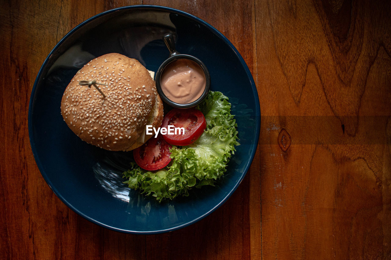 HIGH ANGLE VIEW OF VEGETABLES IN BOWL ON TABLE