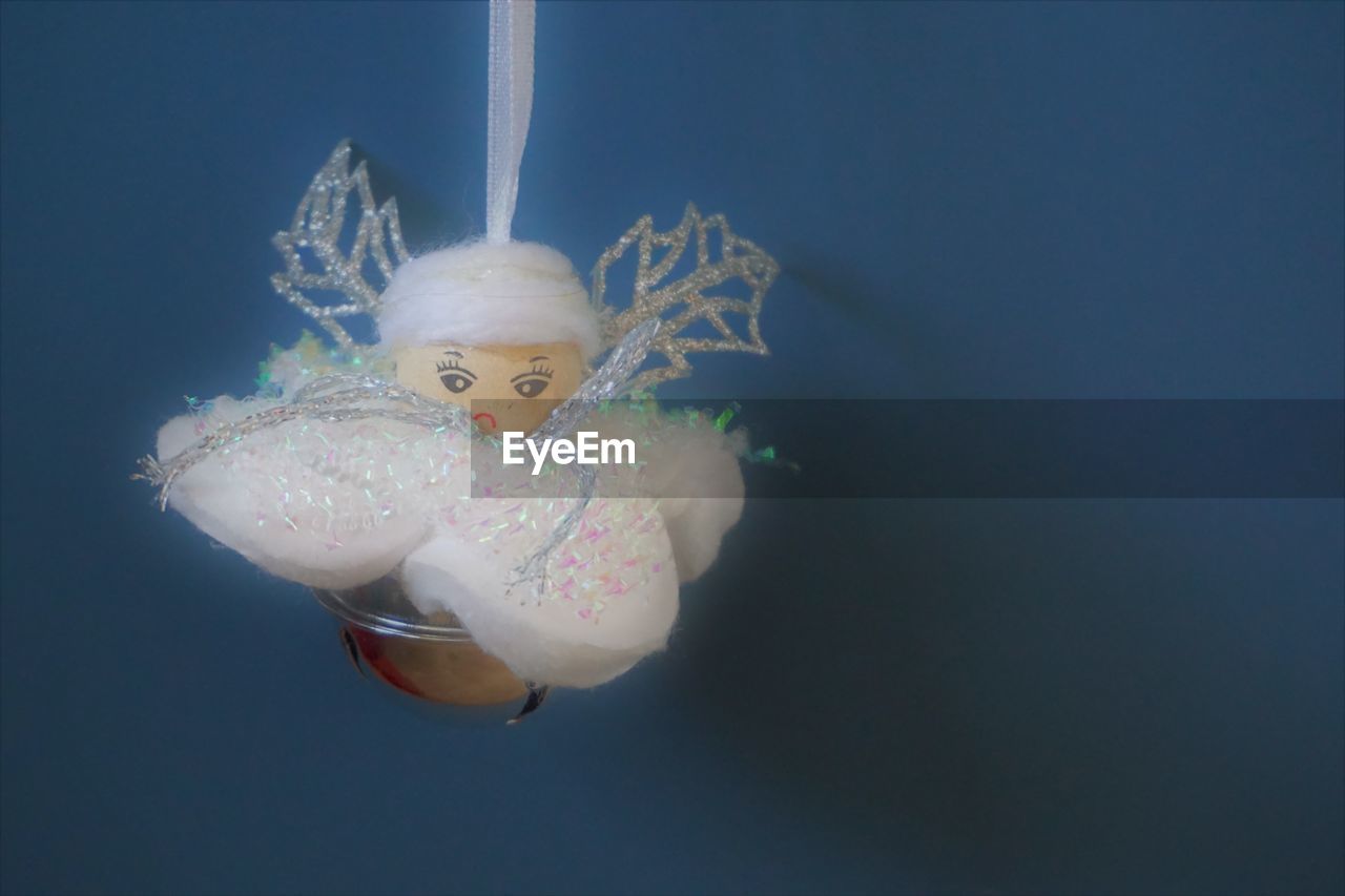 CLOSE-UP OF JELLYFISH UNDERWATER