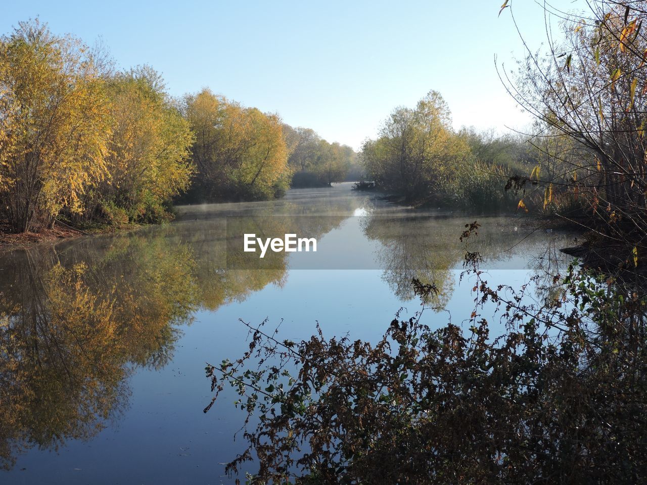 SCENIC VIEW OF LAKE AGAINST SKY DURING AUTUMN