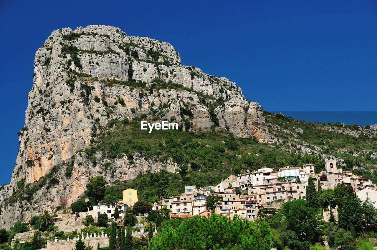 LOW ANGLE VIEW OF TOWNSCAPE AGAINST SKY