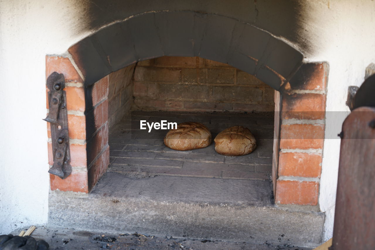 HIGH ANGLE VIEW OF BREAD ON WALL