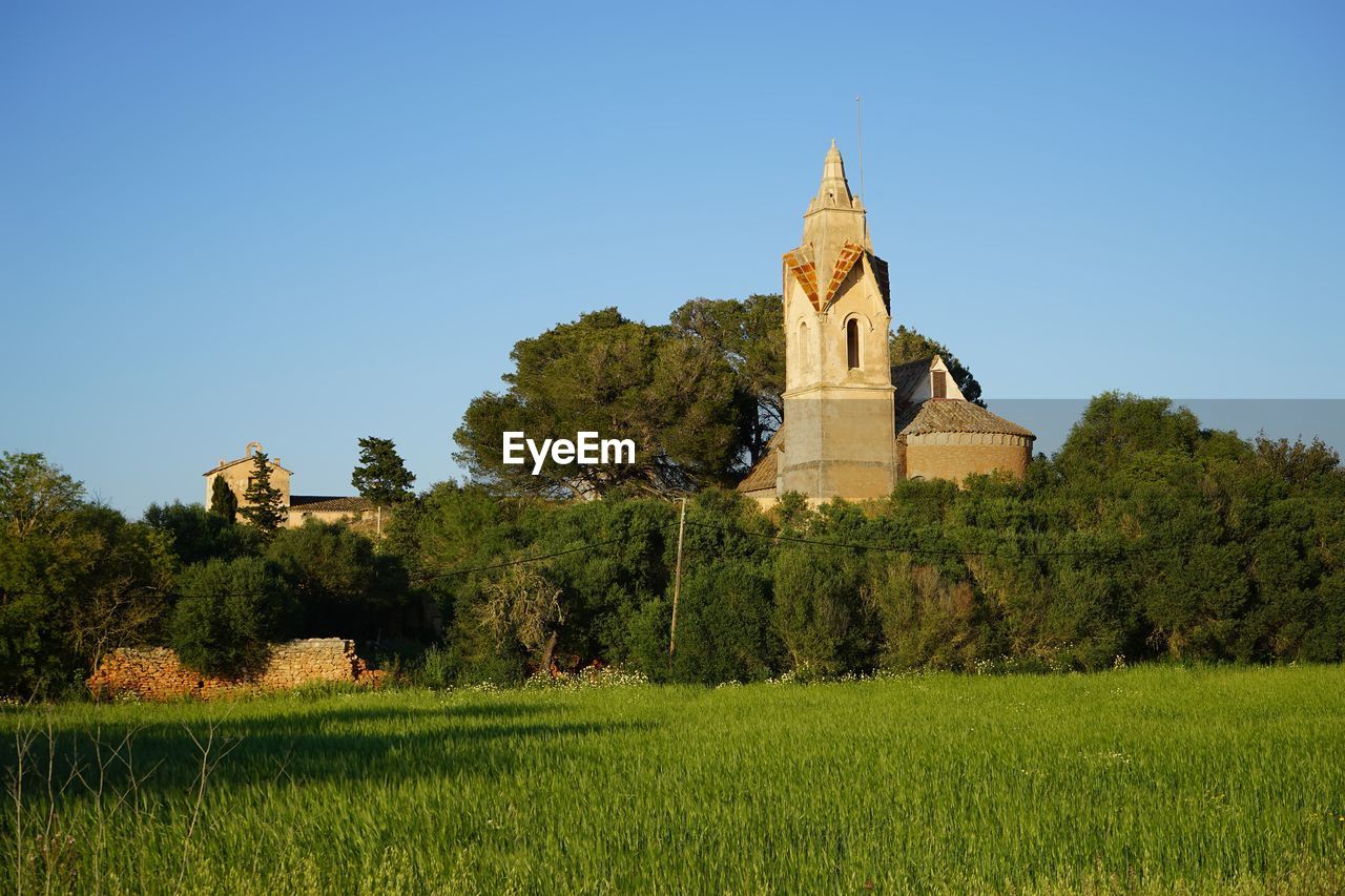 HISTORIC BUILDING ON FIELD