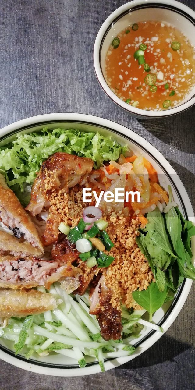 HIGH ANGLE VIEW OF SALAD IN PLATE