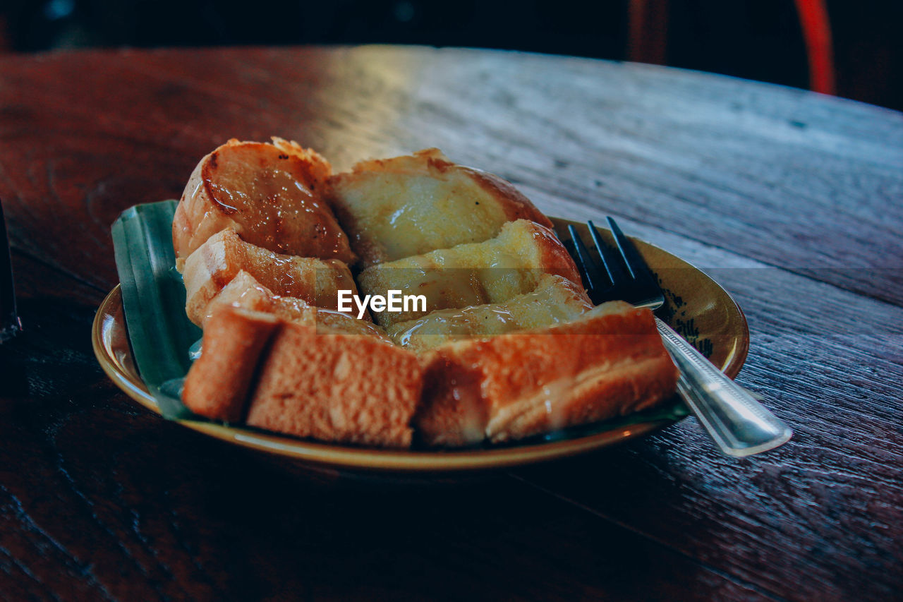 CLOSE-UP OF FOOD ON PLATE