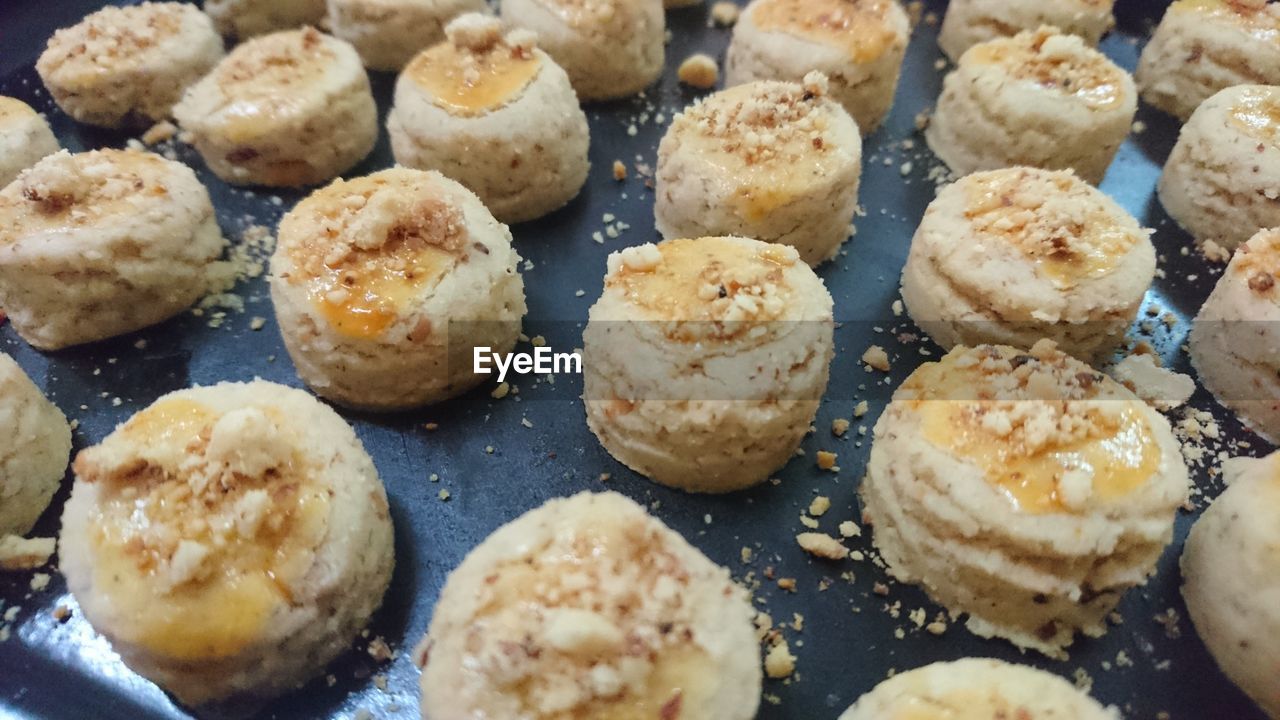 HIGH ANGLE VIEW OF COOKIES IN TRAY