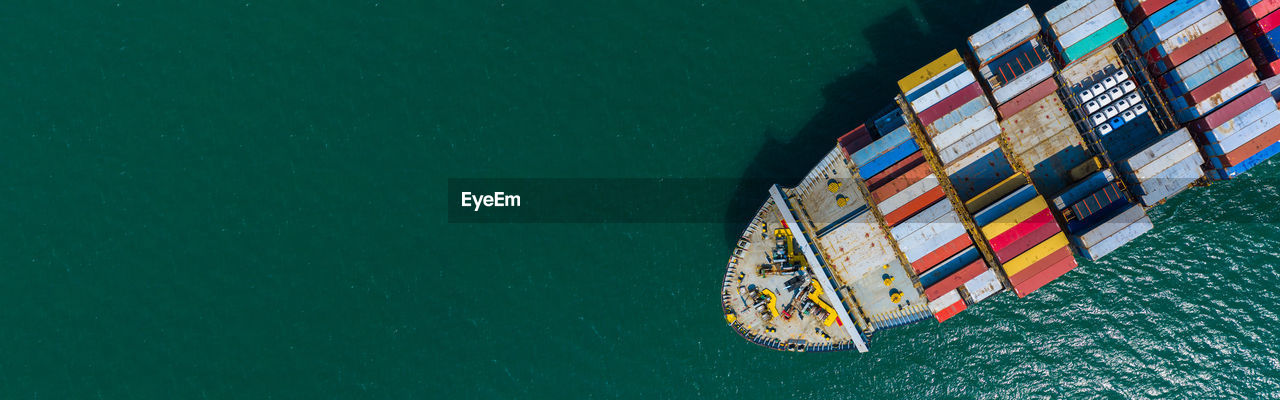 HIGH ANGLE VIEW OF BOAT SAILING ON SEA