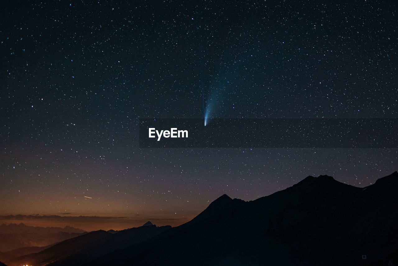 SCENIC VIEW OF SILHOUETTE MOUNTAIN AGAINST STAR FIELD AT NIGHT