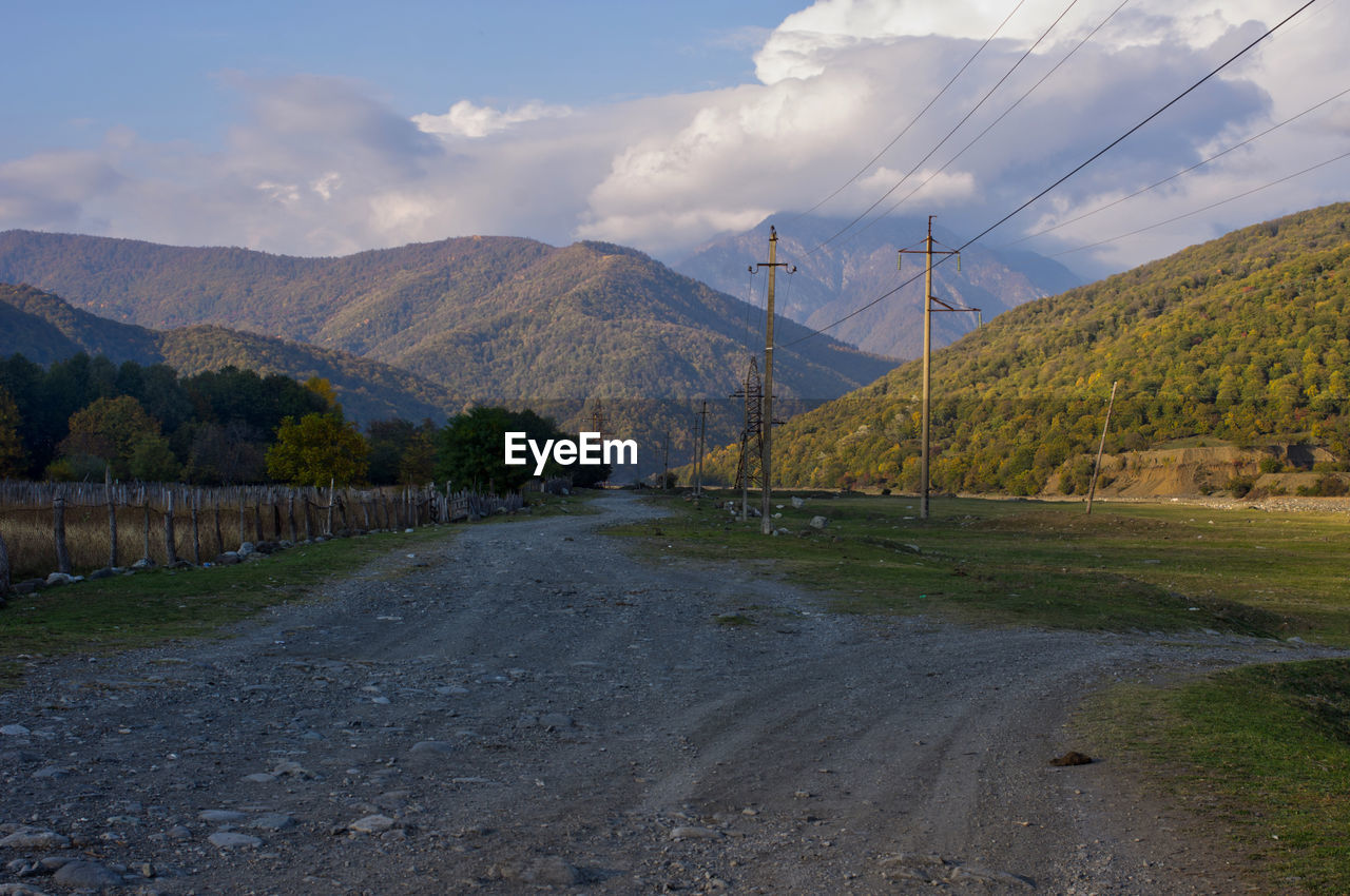 ROAD BY MOUNTAIN AGAINST SKY