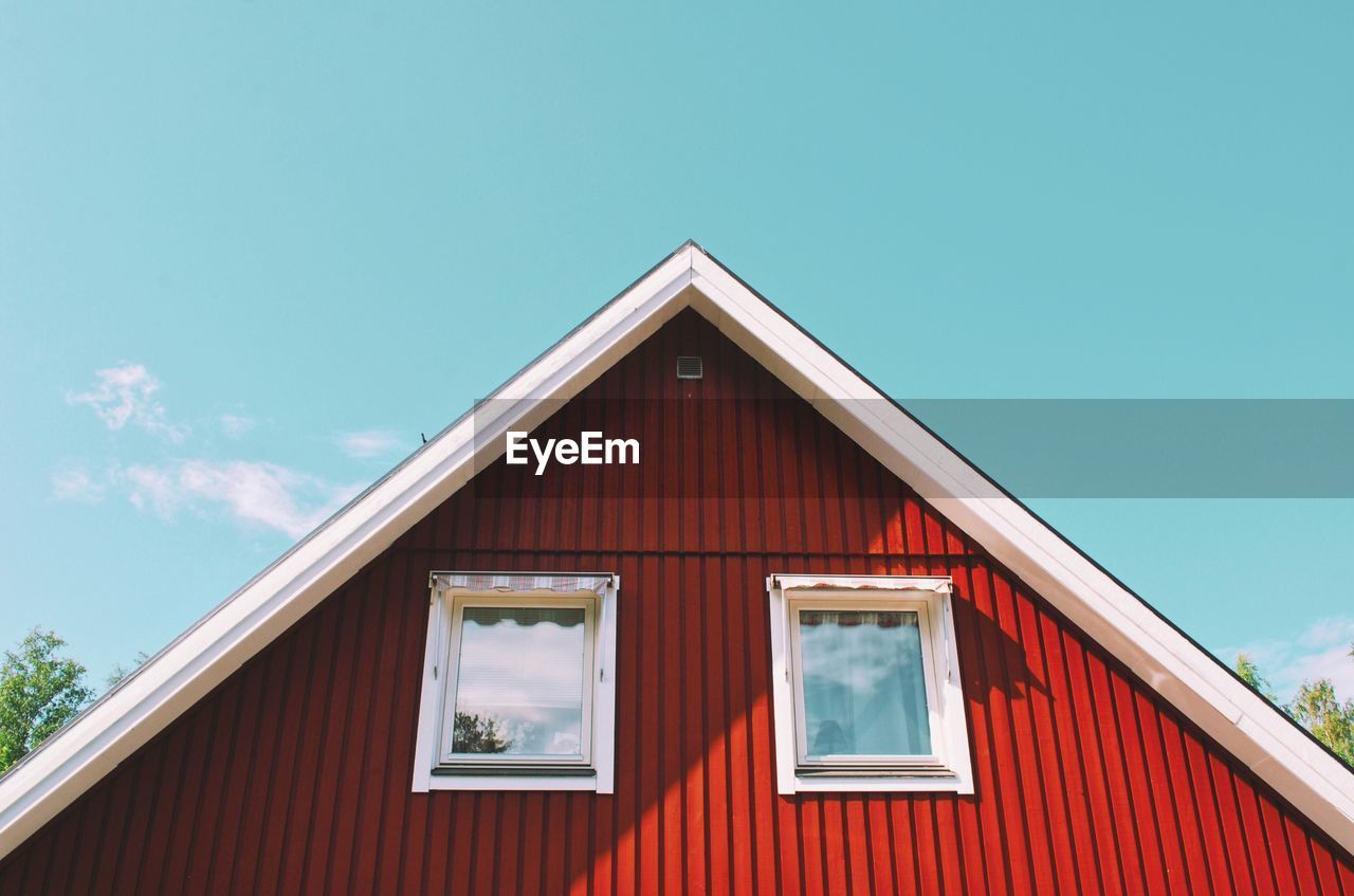 LOW ANGLE VIEW OF HOUSE AGAINST SKY