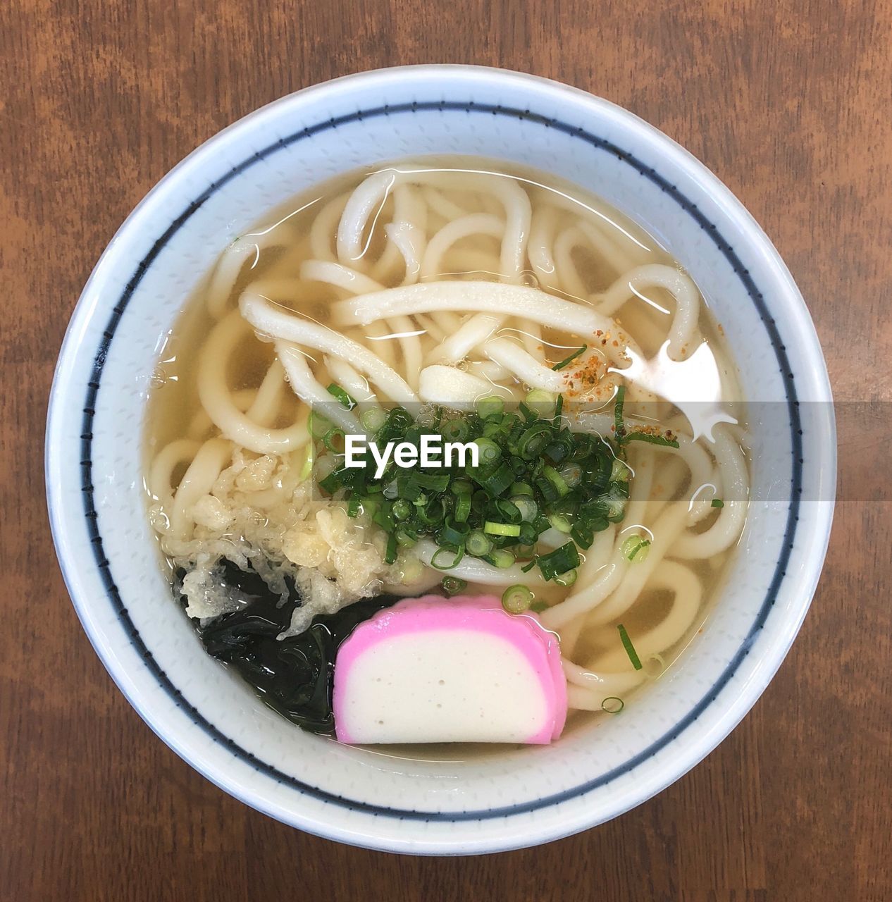 HIGH ANGLE VIEW OF NOODLES IN BOWL