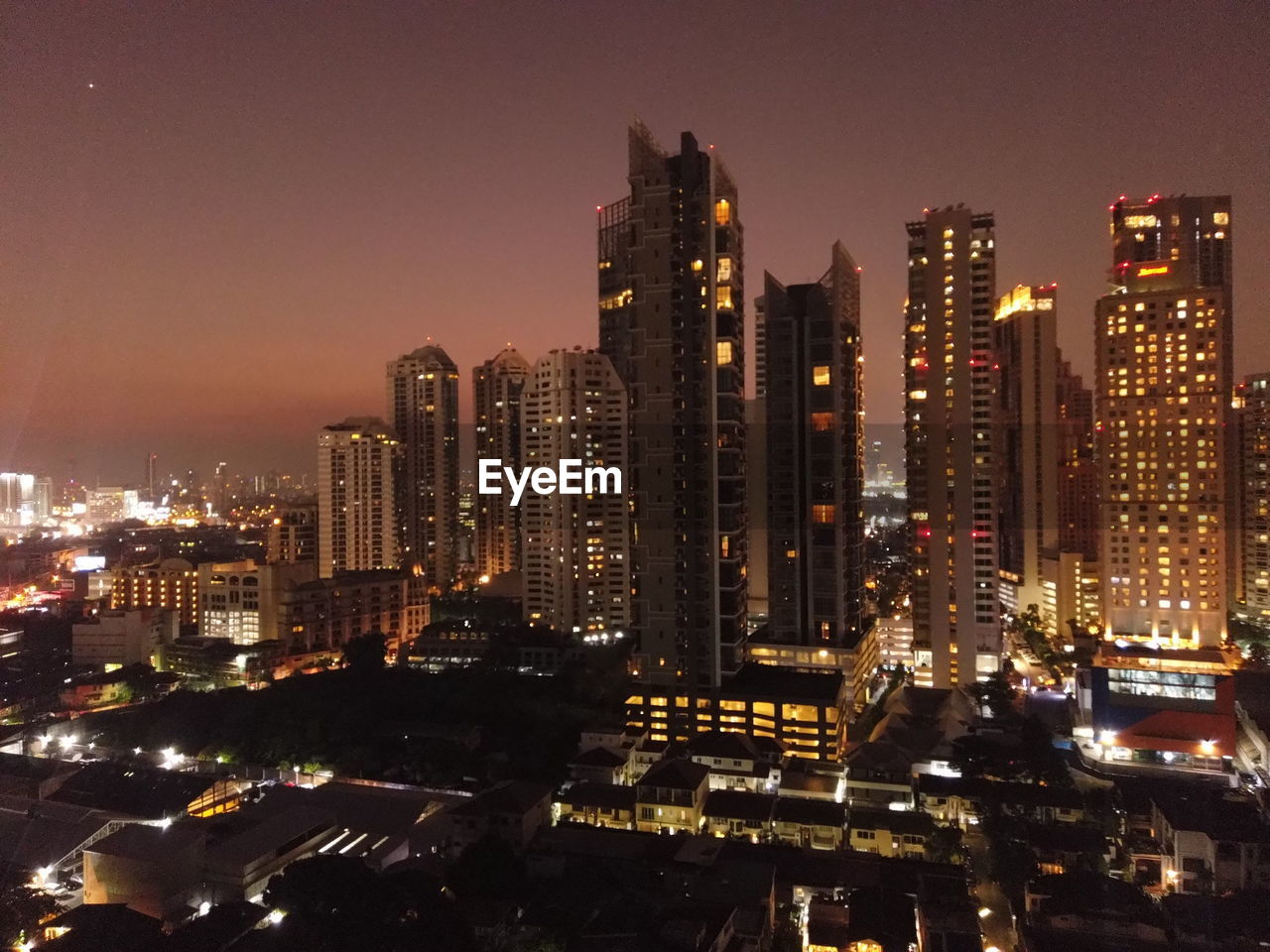 ILLUMINATED BUILDINGS AGAINST SKY AT NIGHT IN CITY