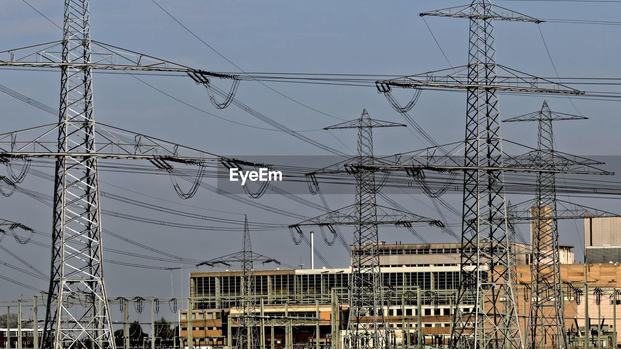 LOW ANGLE VIEW OF ELECTRICITY PYLON AGAINST CLEAR SKY