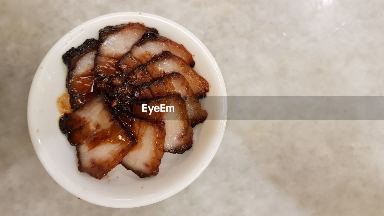 HIGH ANGLE VIEW OF FOOD IN PLATE