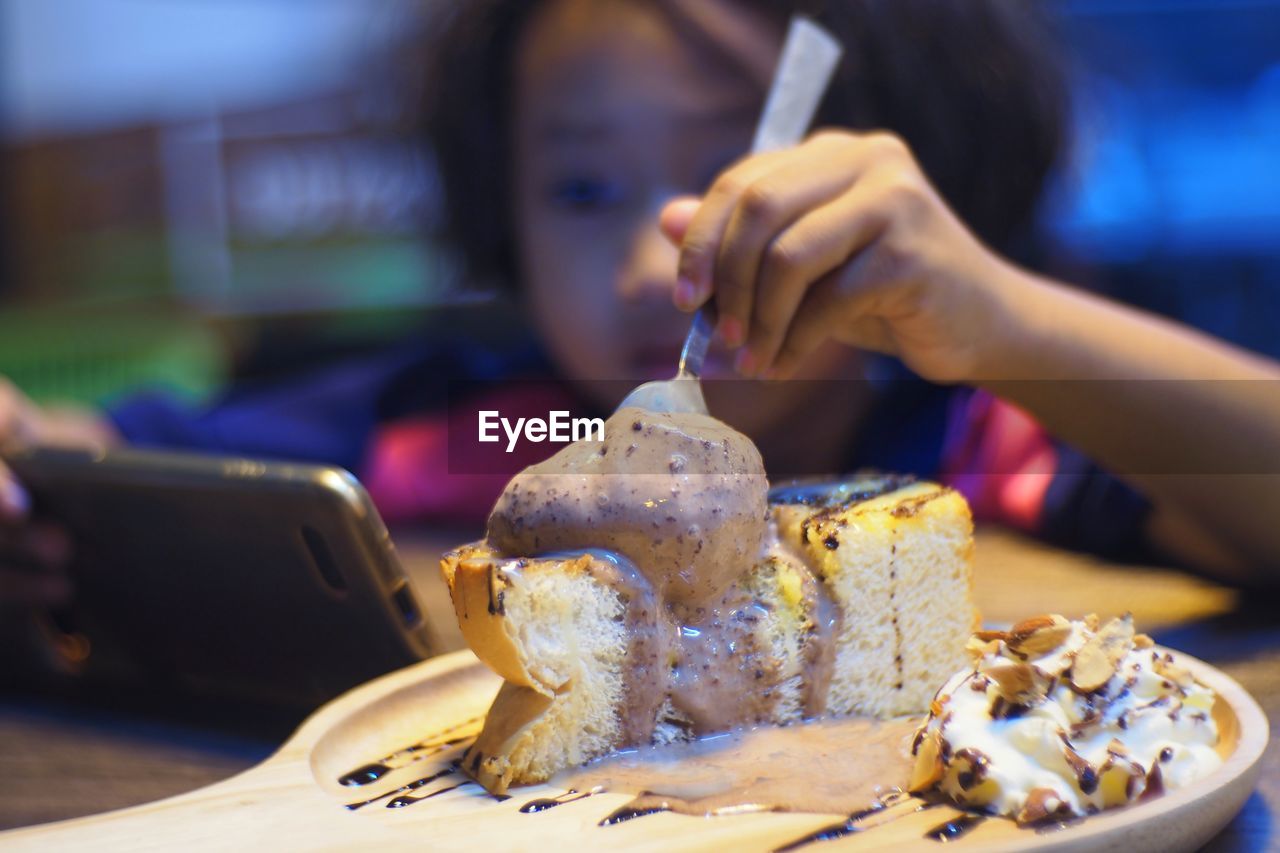 CLOSE-UP OF WOMAN HAND HOLDING FOOD