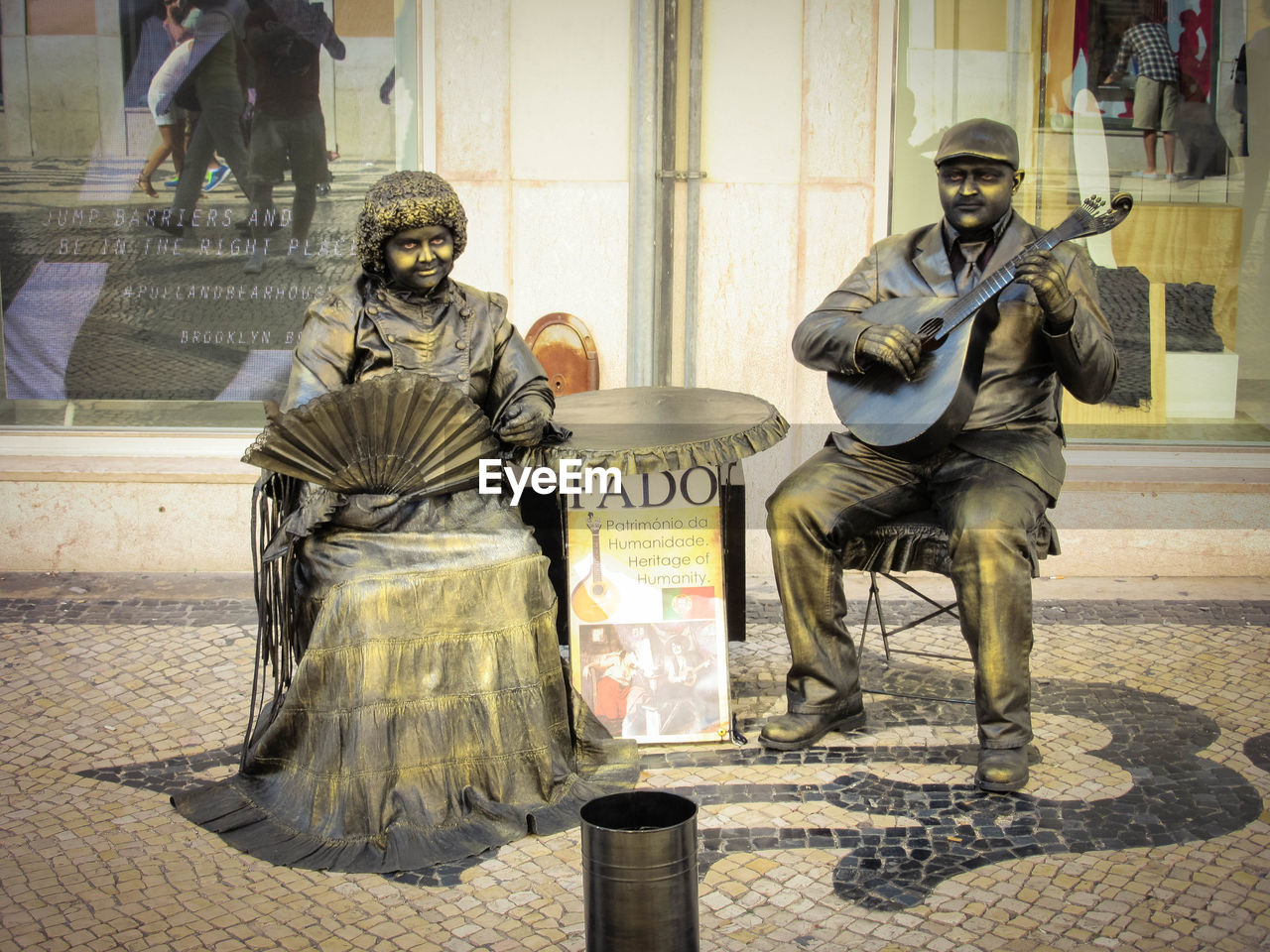 STATUE OF MAN IN FRONT OF STATUES