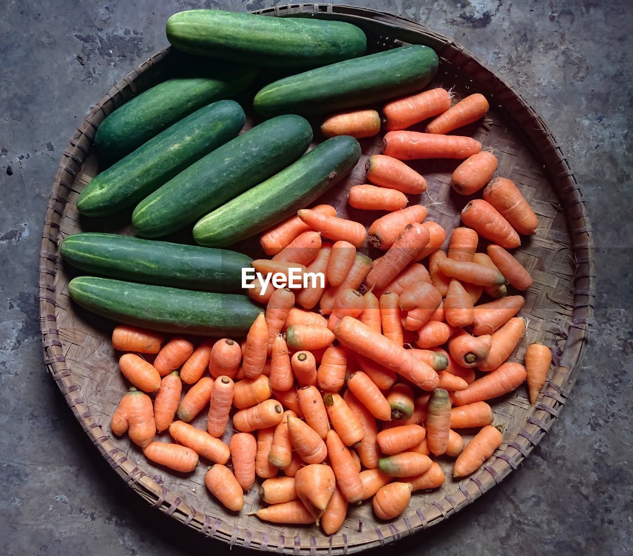 HIGH ANGLE VIEW OF VEGETABLES IN CONTAINER ON TRAY