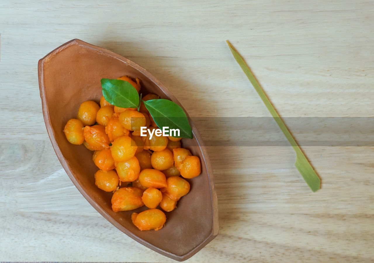 HIGH ANGLE VIEW OF FRESH FRUITS AND VEGETABLES ON TABLE