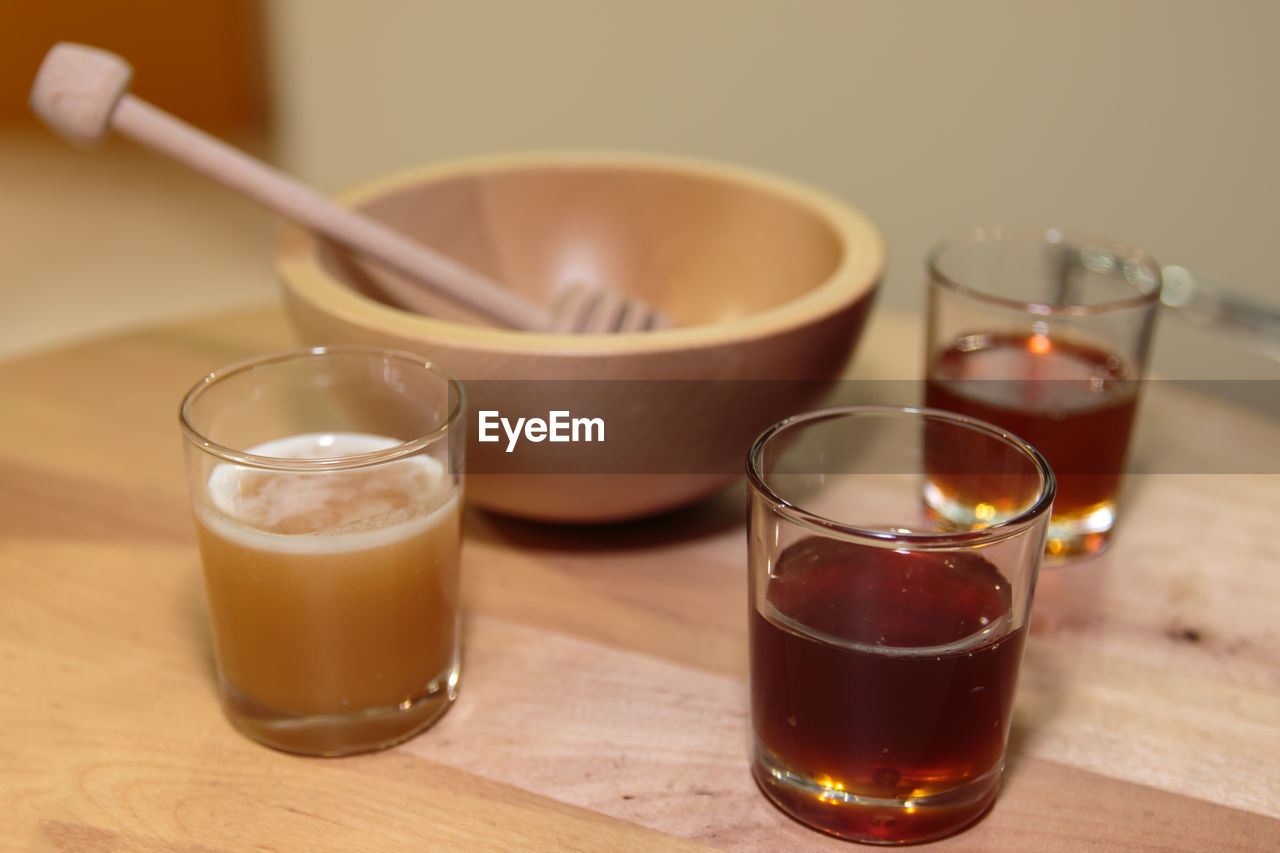 CLOSE-UP OF DRINK IN GLASS