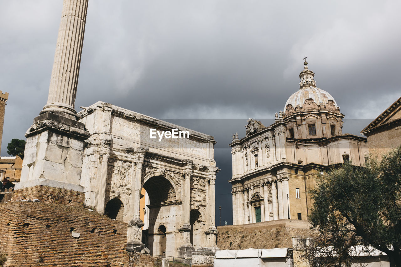 Arch of septimius severus against cloudy sky